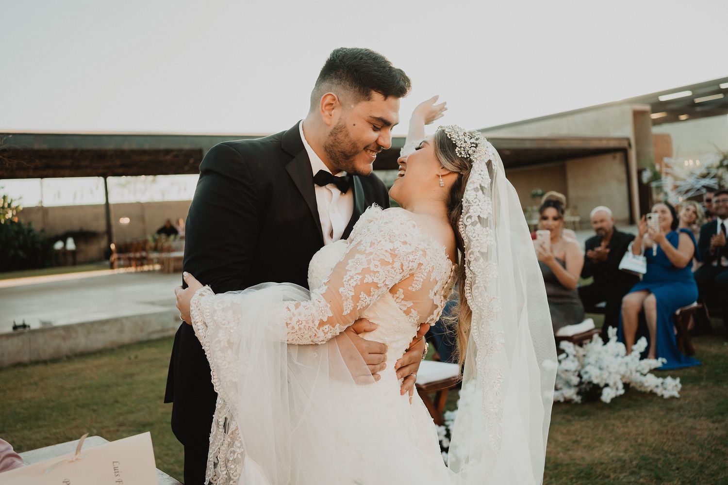 Momentos reales después del primer beso en una boda en Mazatlán, México. Wedding photographer in Mazatlán.