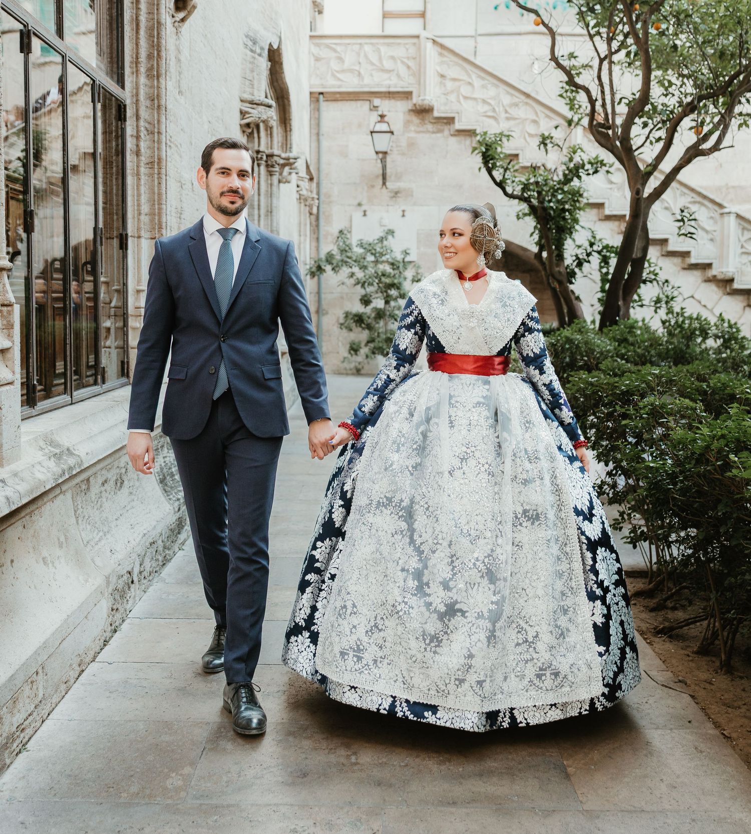Sesión de fotos de fallera en la lonja de Valencia casco histórico de Valencia