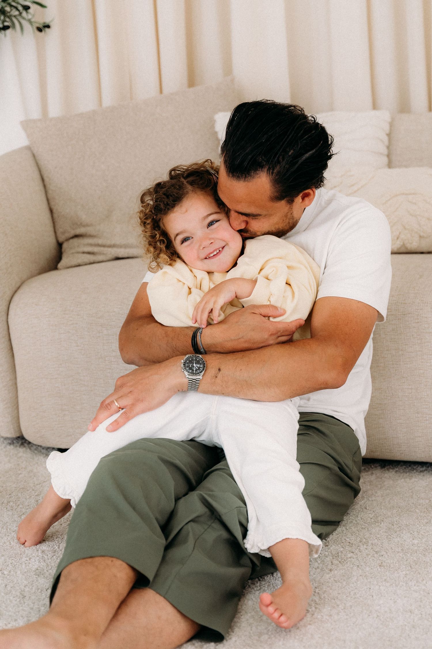 Lief moment tussen papa en kindjes tijdens een gezinsshoot.