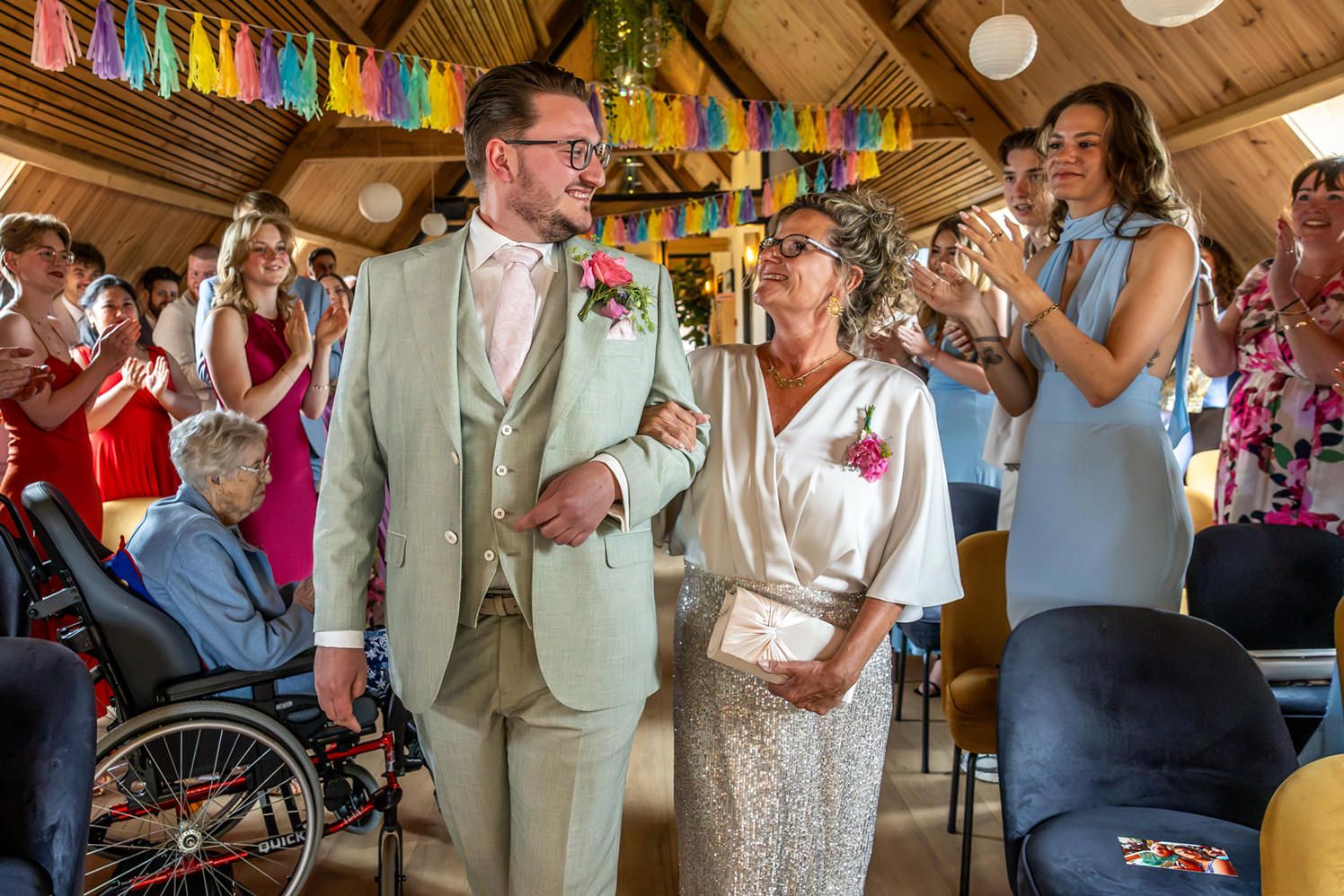 Bruidegom loopt samen met zijn moeder naar binnen voor de start van de trouwceremonie bij Krelis in Uitgeest