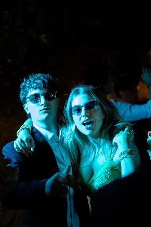 Invitée dansant sous les lumières de soirée, reportage mariage en Provence à Aix-en-Provence.