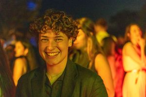 Invité souriant sur la piste de danse, soirée de mariage en Provence près d’Aix-en-Provence par WA Visuel.