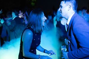 Ambiance de soirée et piste de danse lors d’un mariage en Provence près d’Aix-en-Provence.