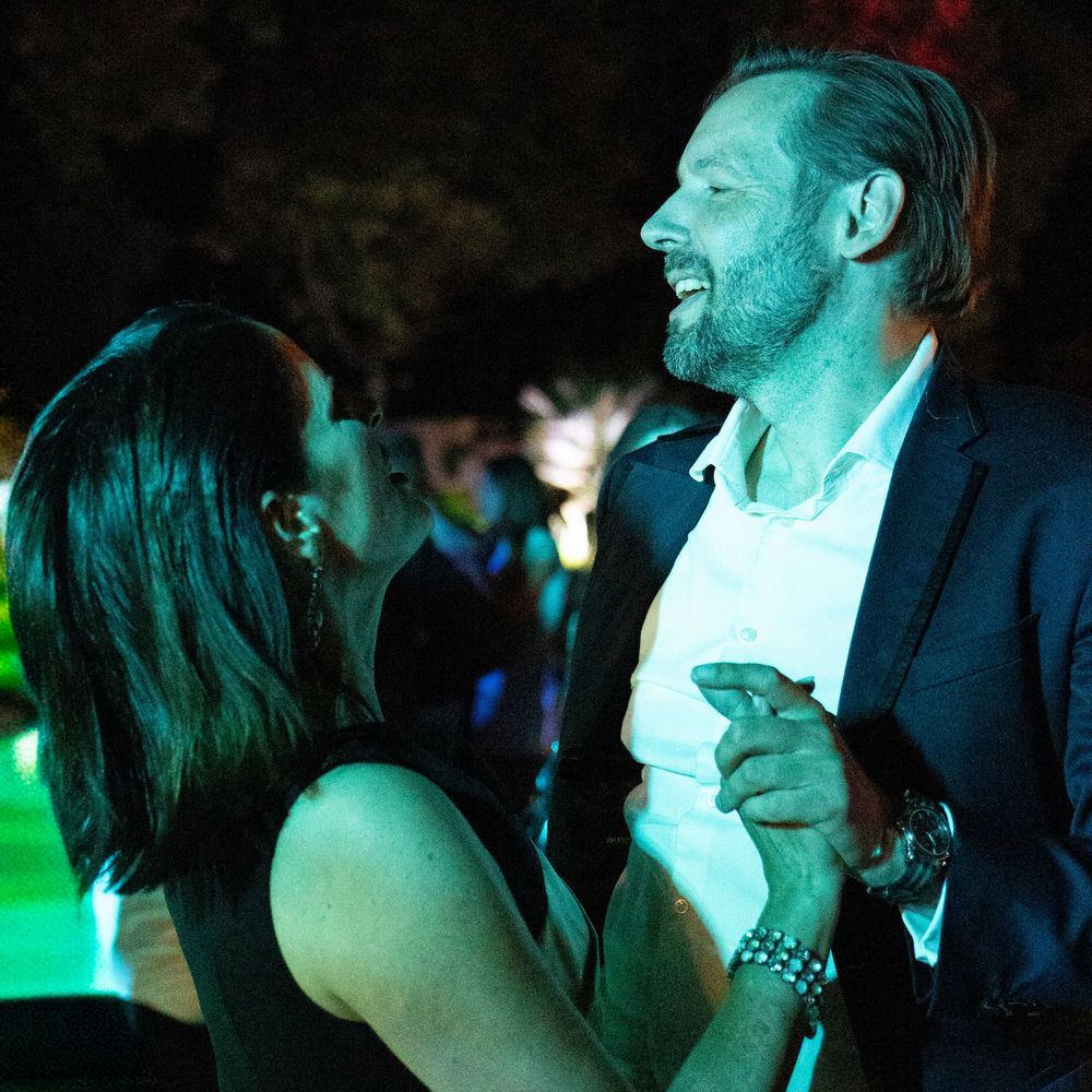 Marié dansant avec une invitée, ambiance de soirée de mariage en Provence par WA Visuel.