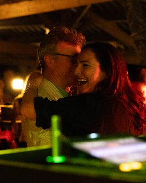 Moment complice pendant la soirée de mariage, reportage photo en Provence près d’Aix-en-Provence.