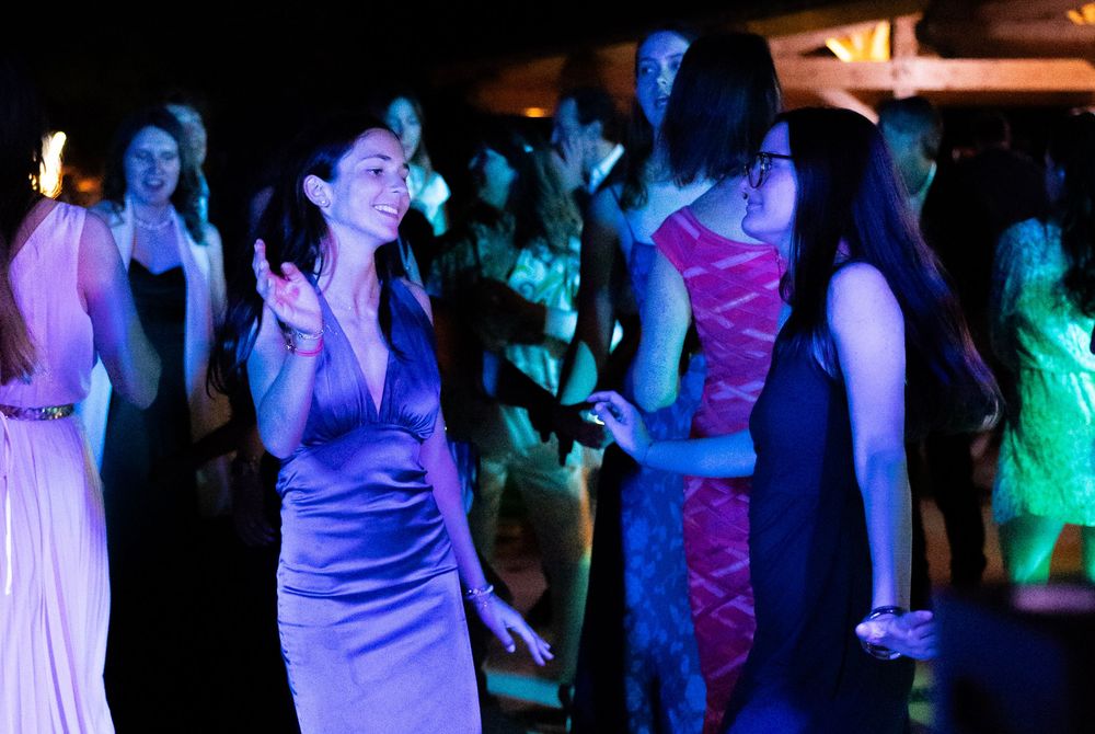 Ambiance festive sur la piste de danse, photo de soirée de mariage en Provence par WA Visuel.