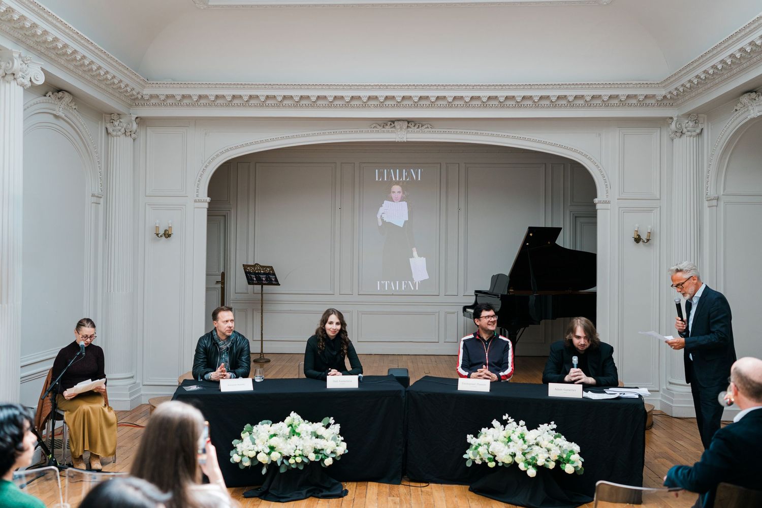 Conférence de presse à la Salle Gaveau à Paris avec la violoncelliste Dali Gutserieva