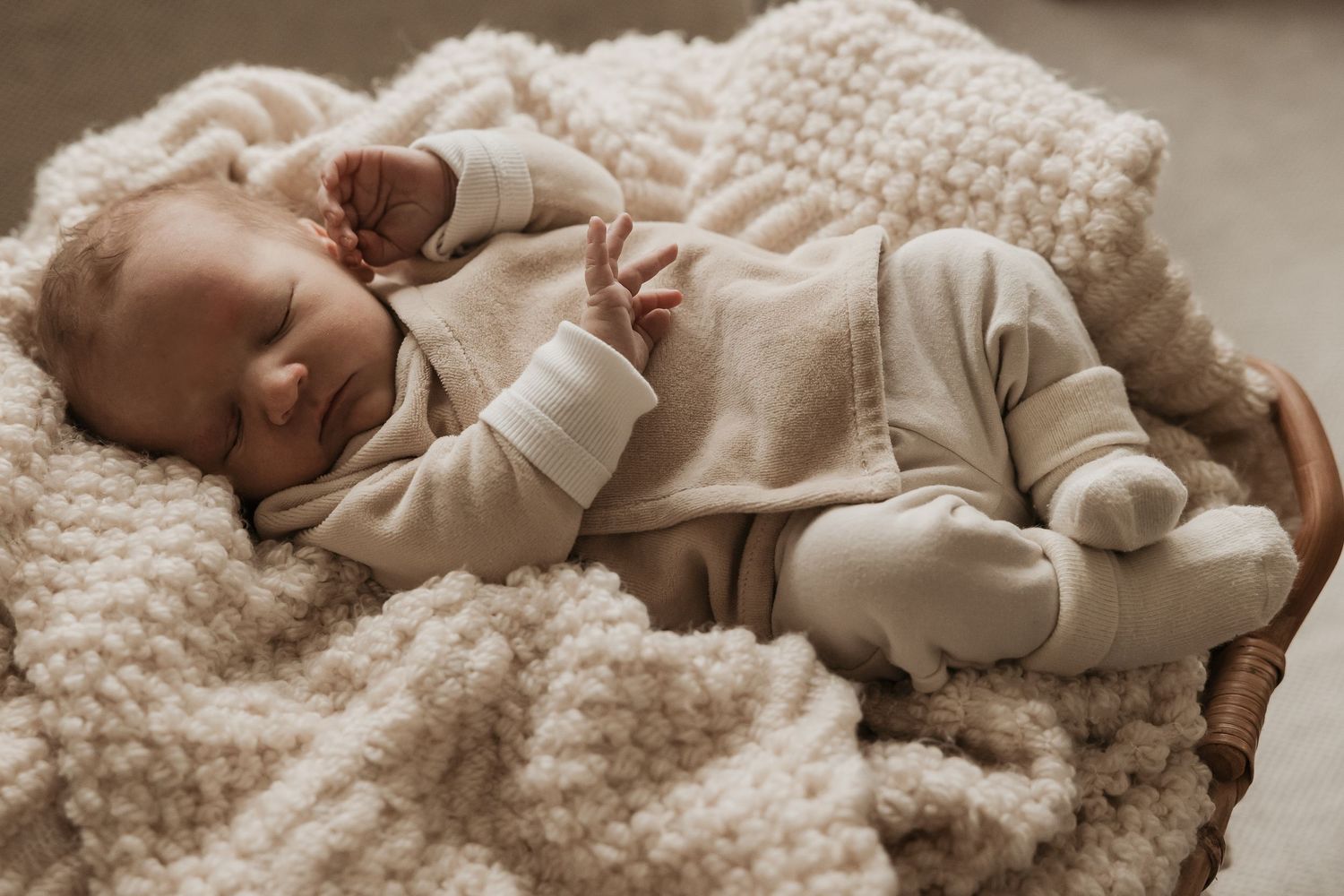 Newbornfotoshoot, newborn fotografie, close-up babyfoto's, beste babyfotograaf Limburg, studiofotoshoot newborn, newbornfoto's Limburg.