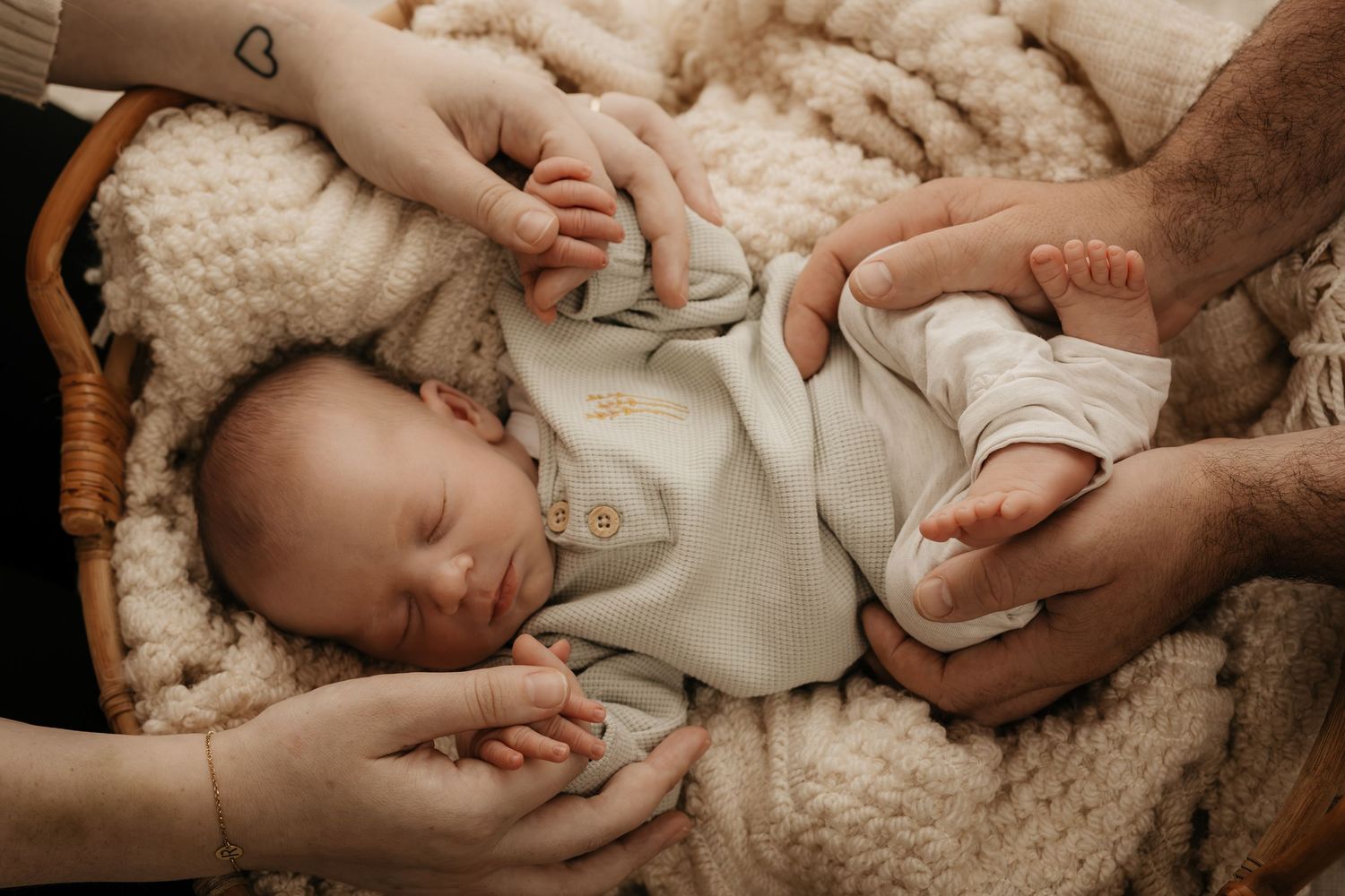 Newbornfotoshoot, newborn fotografie, close-up babyfoto's, beste babyfotograaf Limburg, studiofotoshoot newborn, newbornfoto's Limburg.