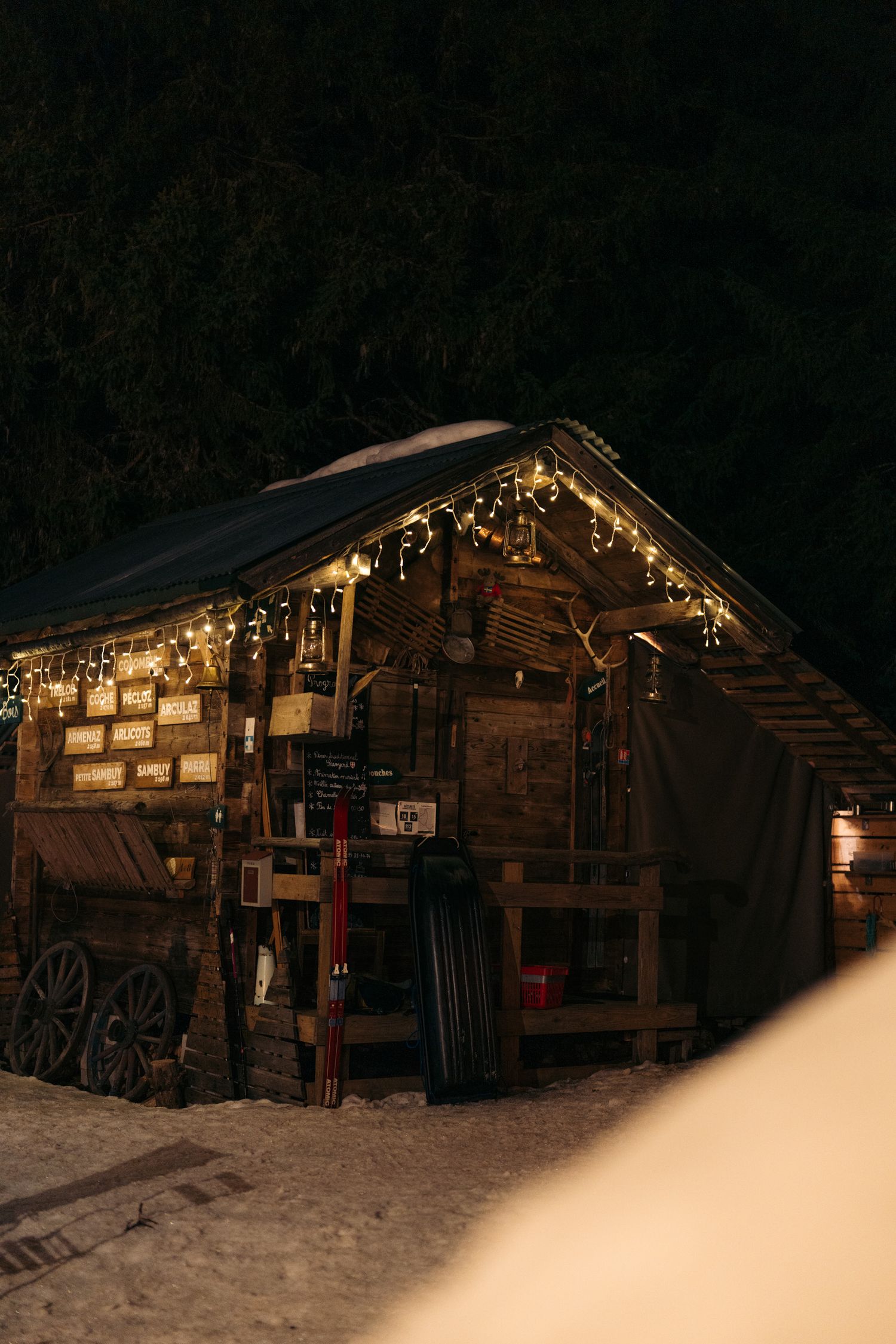 Photo d'une cabane dans le village d'igloo à Annecy
