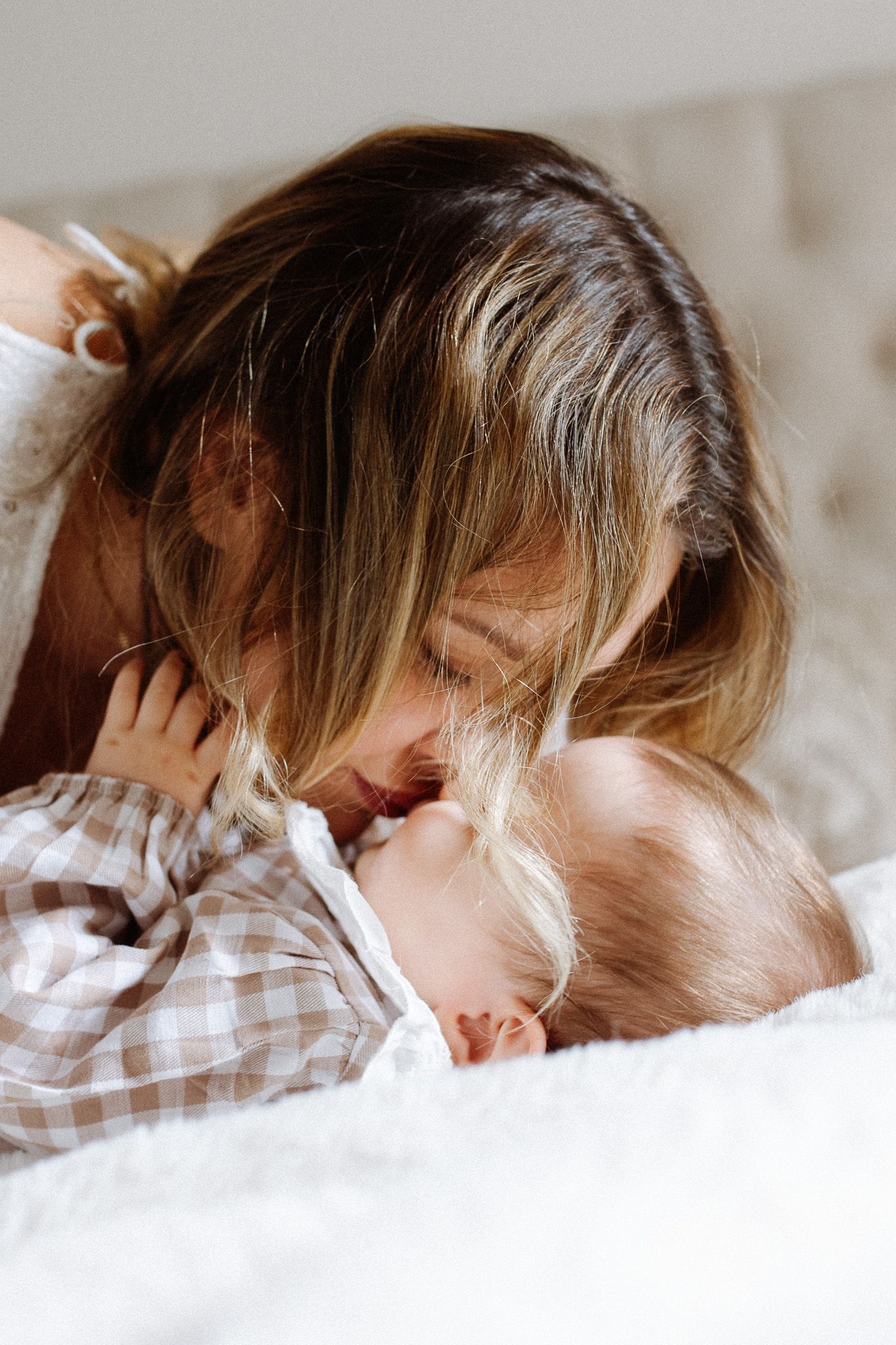 Un moment tendre entre une maman et son bébé pendant une séance lifestyle dans les yvelines