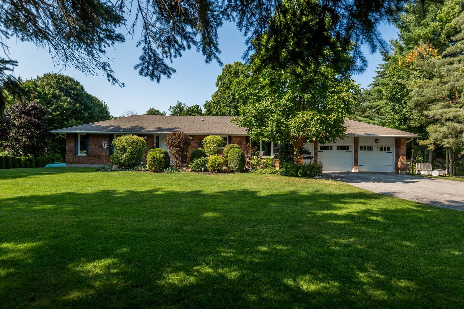 A photo of a detached home in New Tecumseth Ontario for a real estate listing in south Simcoe County photographed by Sarah Tennant