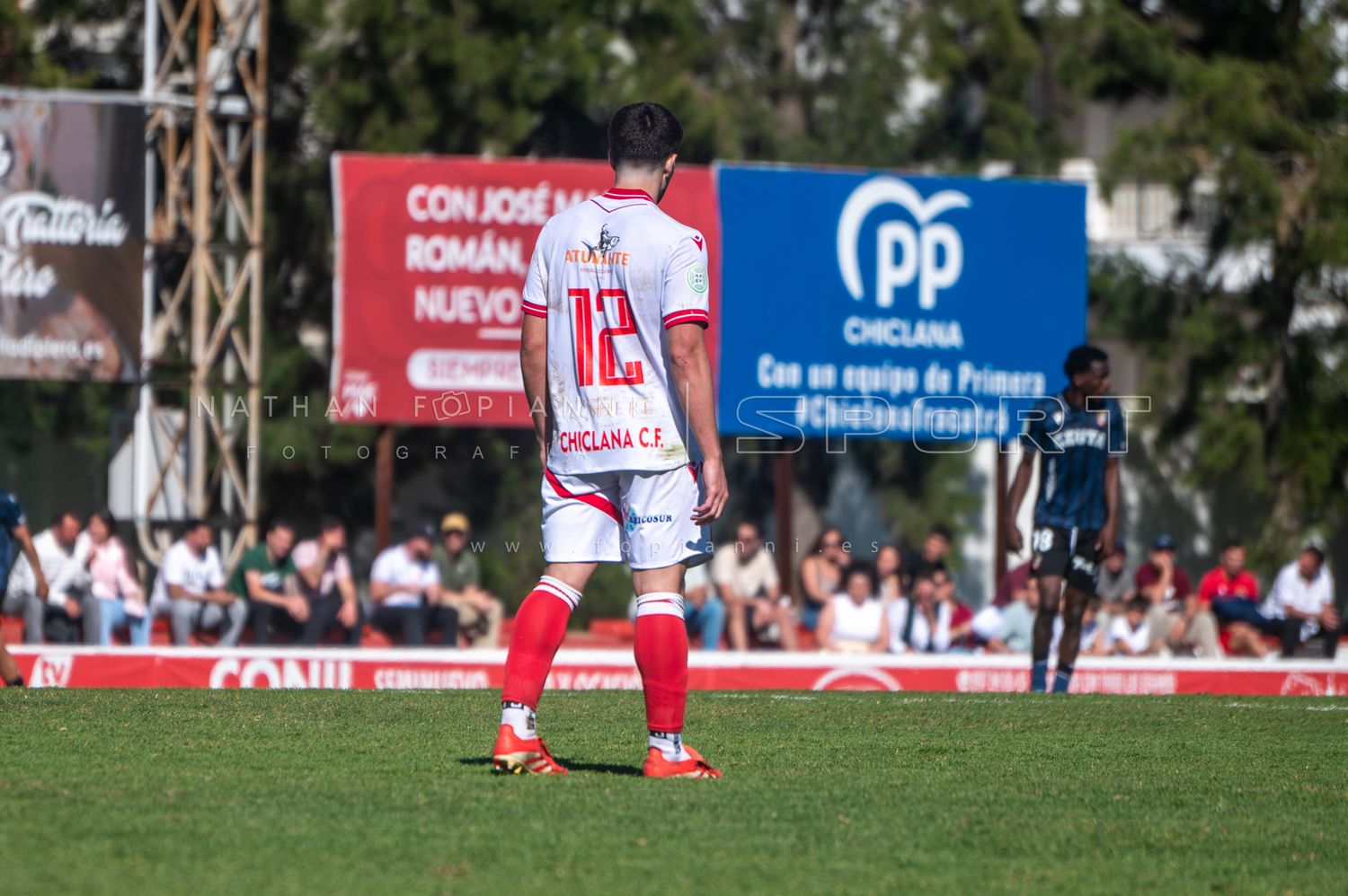 Jugador del Chiclana C.F. con el numero 12 en la espalda y la afición de fondo