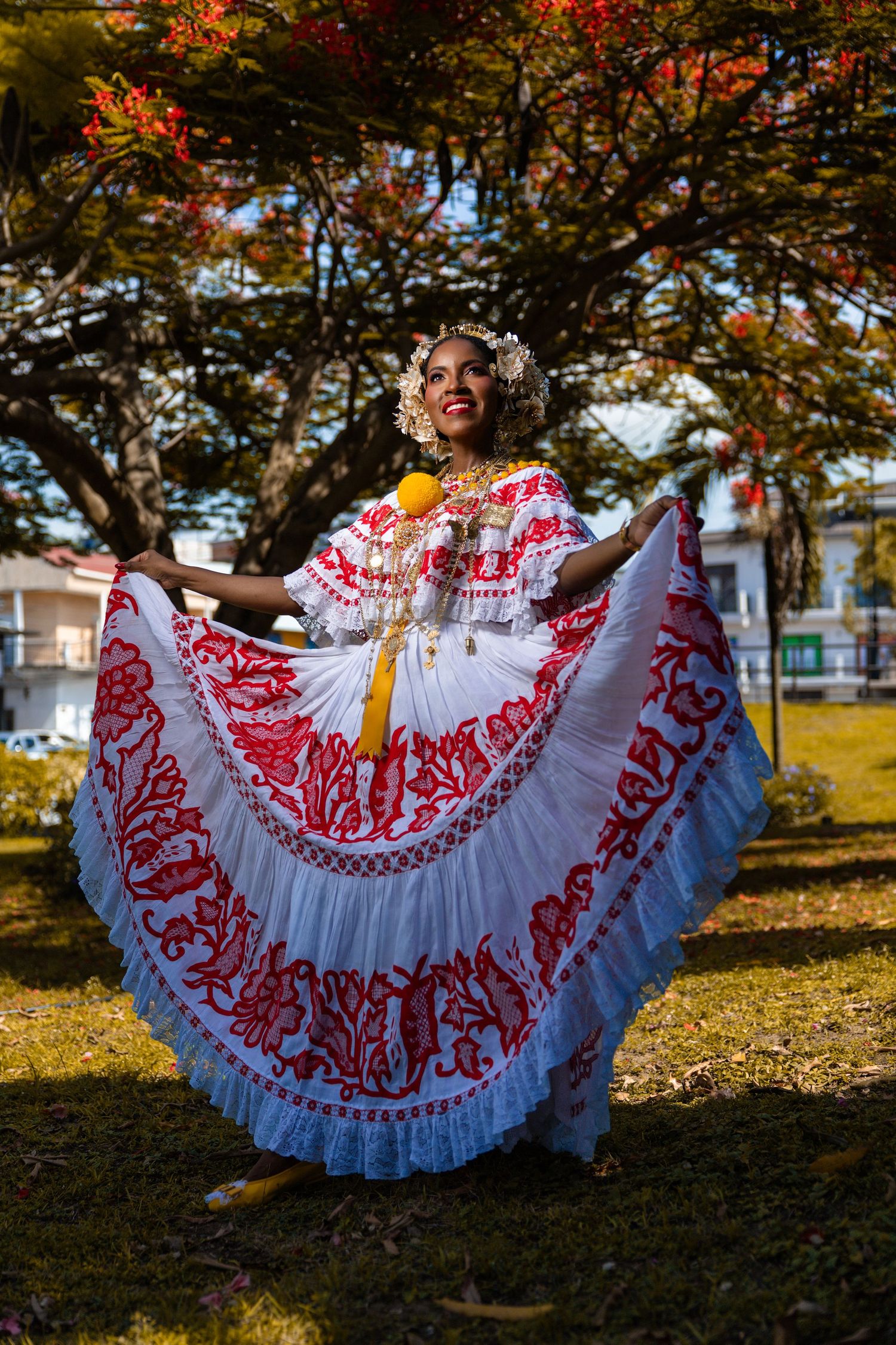 Mujer mostrando el vuelo de la pollera de gala durante sesión fotográfica tradicional