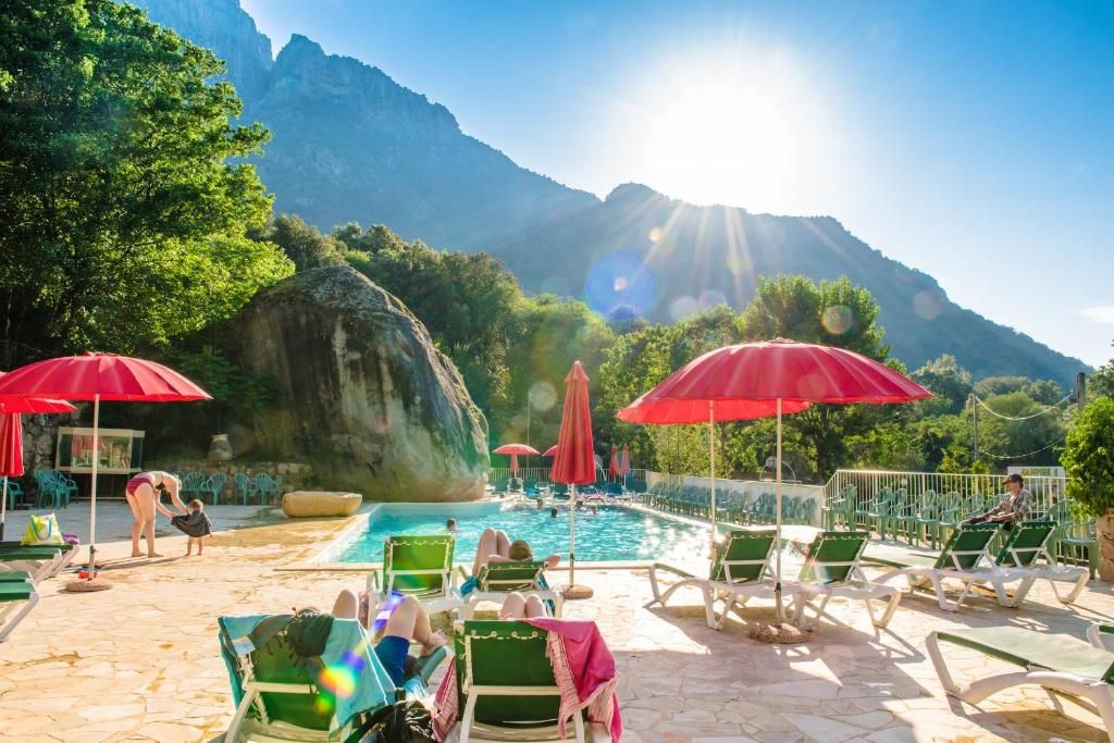 piscine camping funtana a l'ora à porto avec les montagnes en arrière-plan
