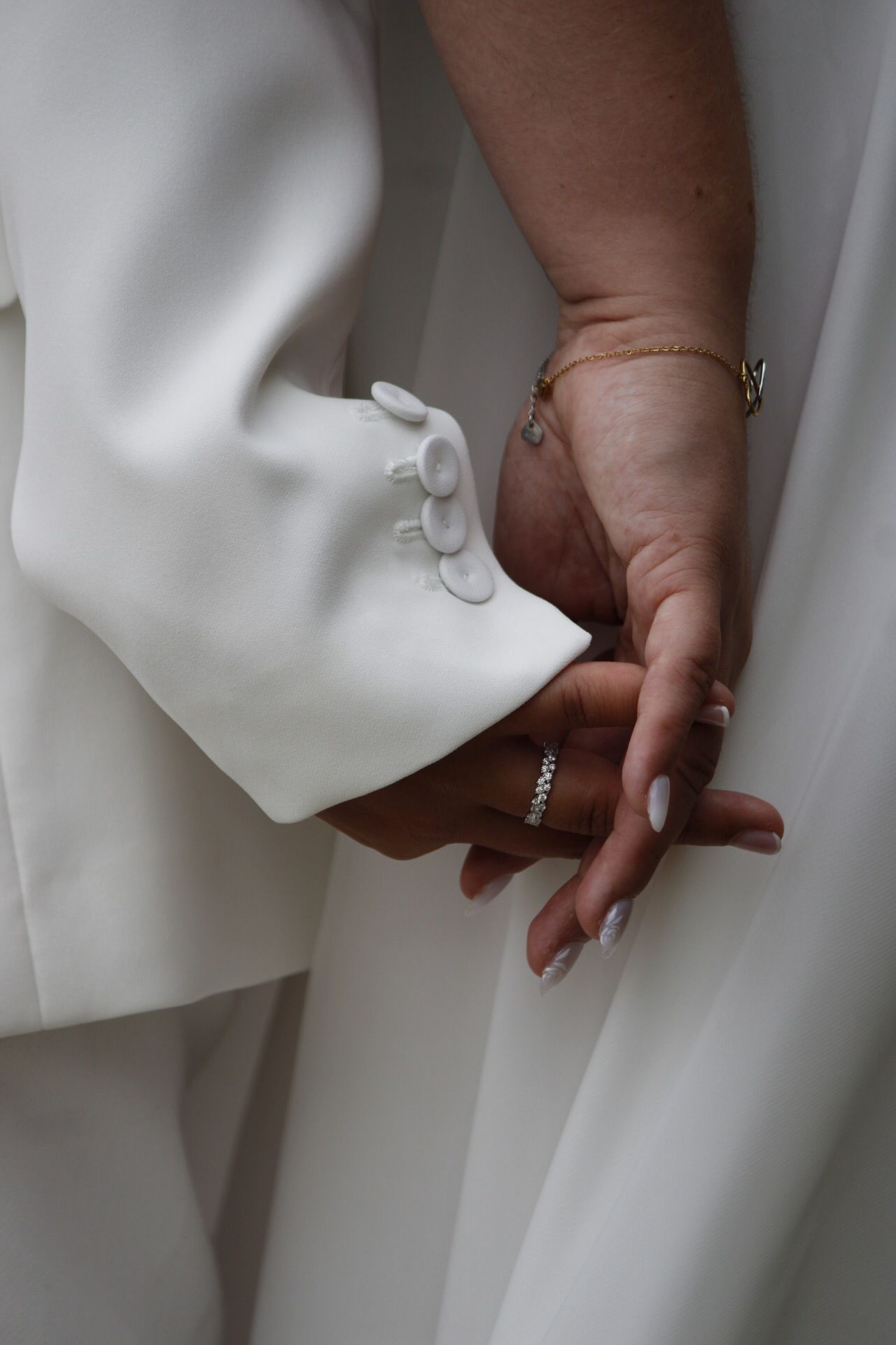 Deux mariées se tenant la main, moment intime et émouvant capturé en mariage en Hauts-de-France