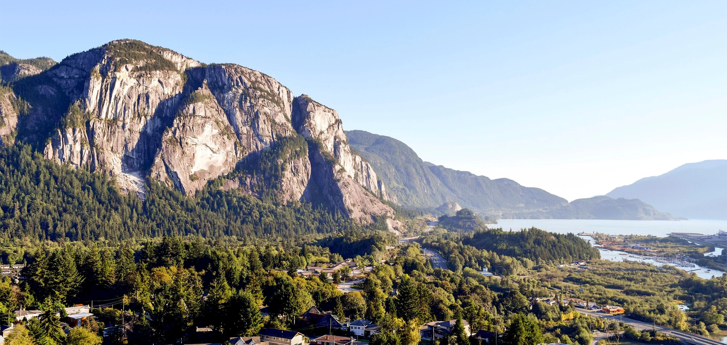 The town of Squamish, BC on a sunny day with the Stawamus Chief Mountain rising behind