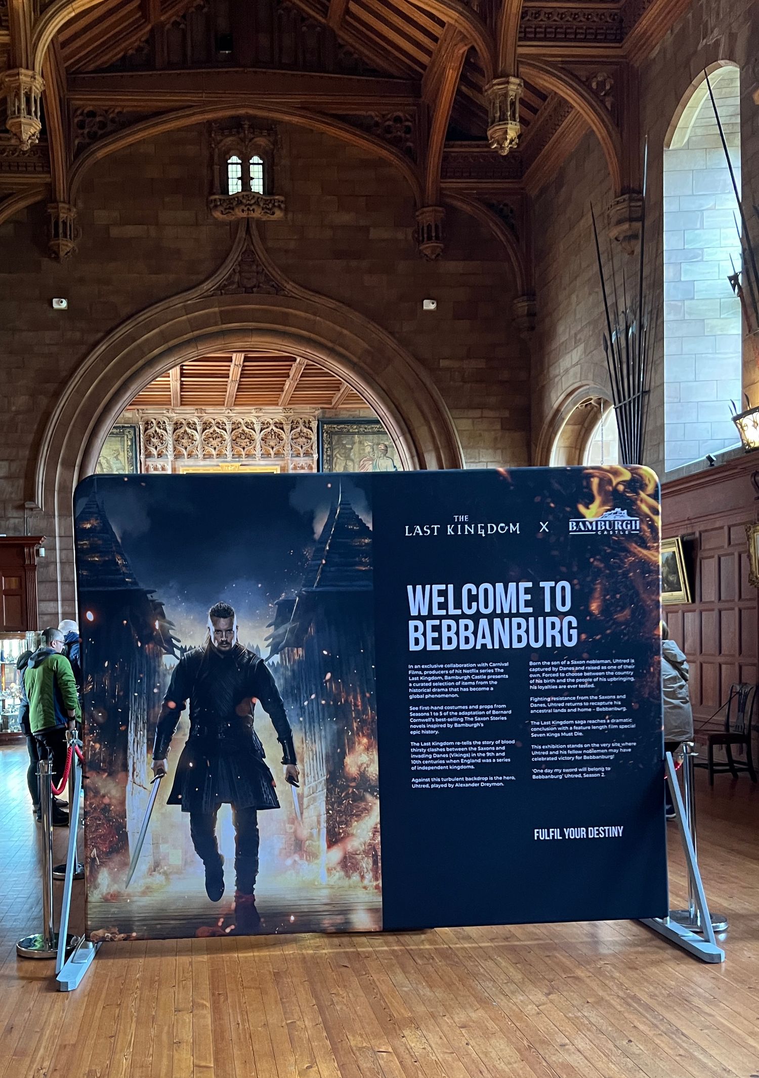Panneau présentant l'exposition "The Last Kingdom" au château de Bamburgh.
