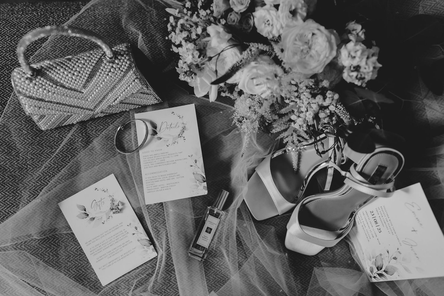 Bridal accessories and floral arrangements on the wedding day, highlighting delicate details.