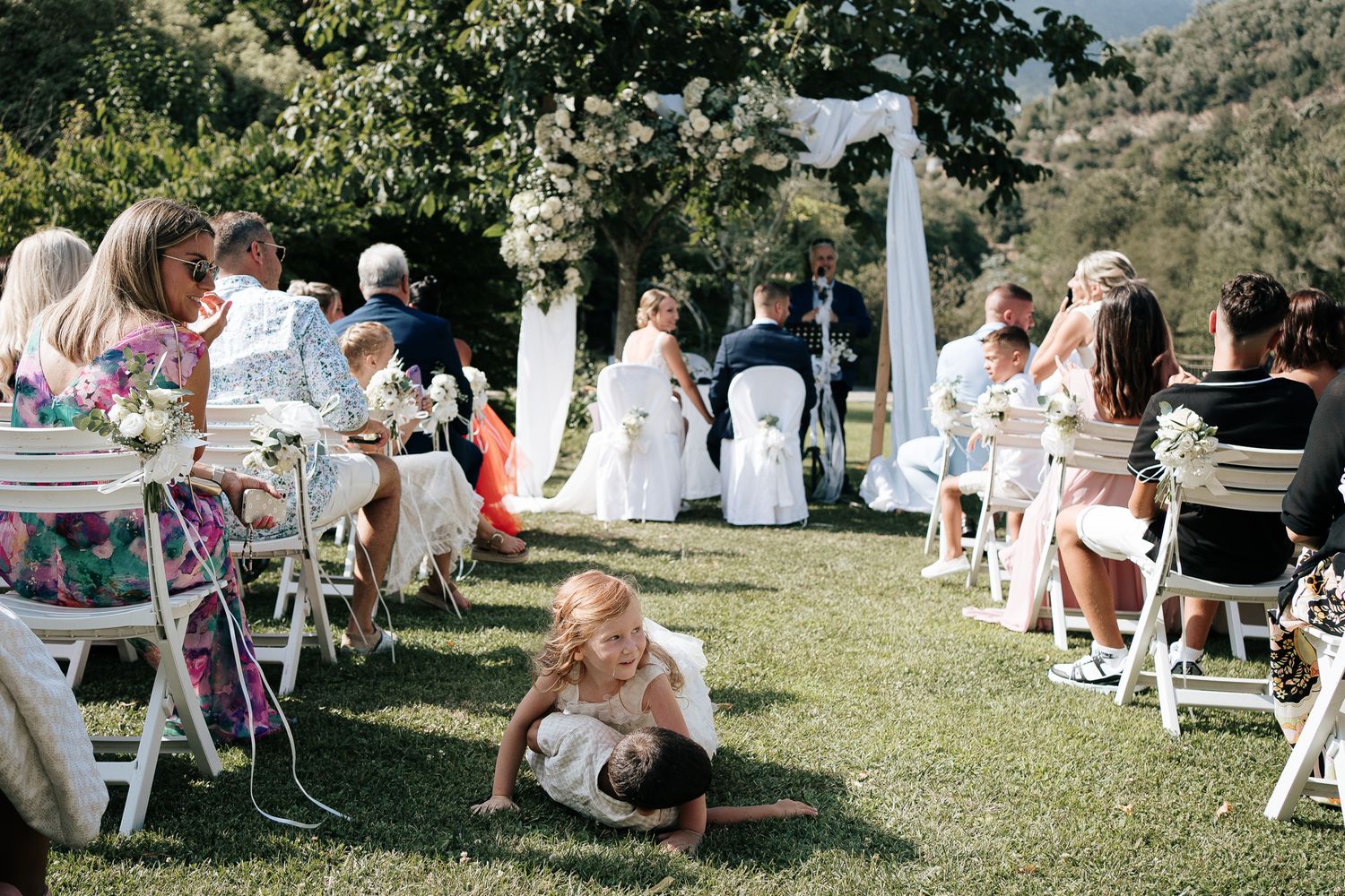 Due bambini giocano durante un matrimonio ad Alassio, in provincia di Savona, foto scattata da un fotografo di matrimonio della Liguria.