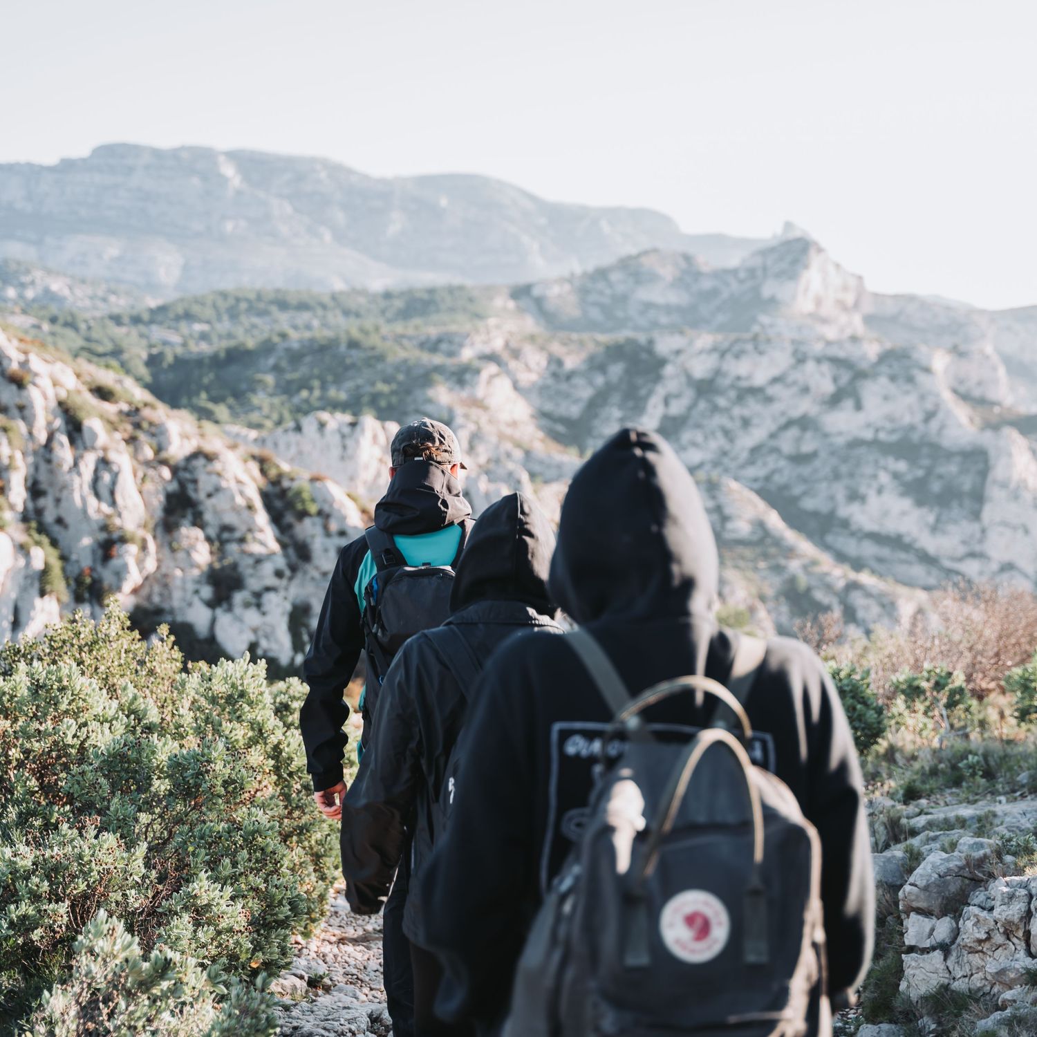 photo d'un groupe de personne qui fait une randonnée dans le parc national des calanques