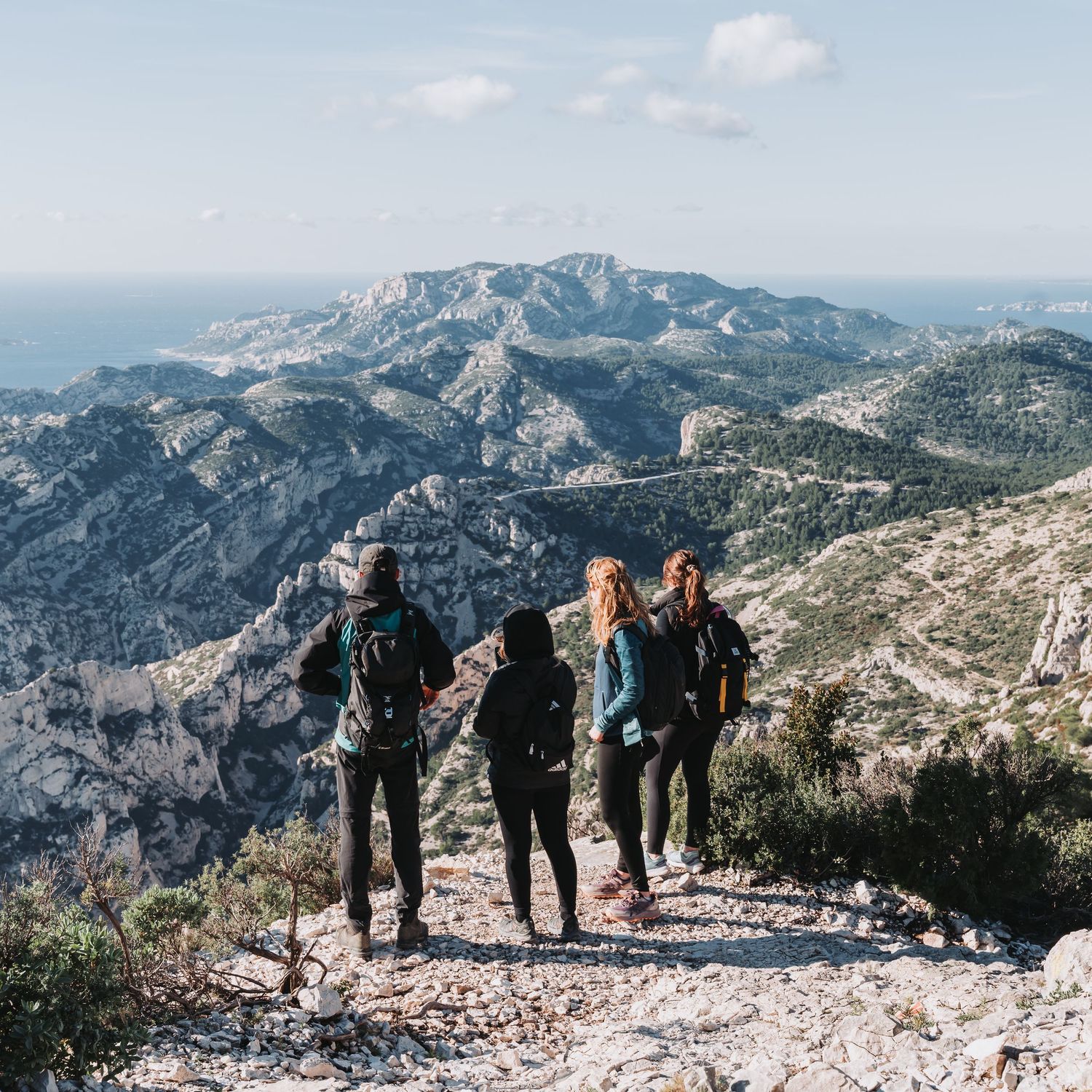 phot d'un groupe de personne entrain de faire une randonnée et qui regarde l'horizons