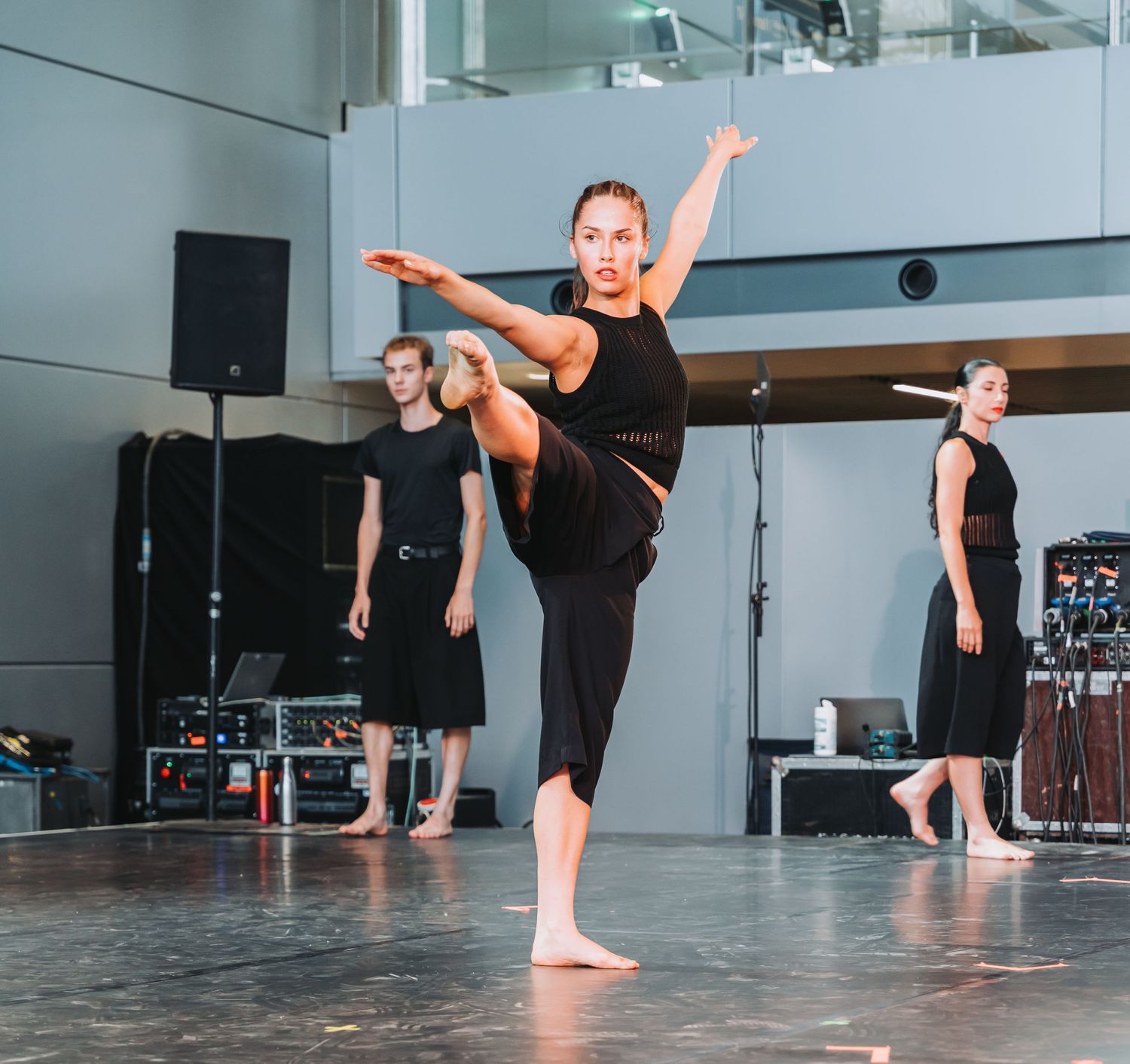 photo d'une femme pratiquant la danse lors d'un spectacle de danse