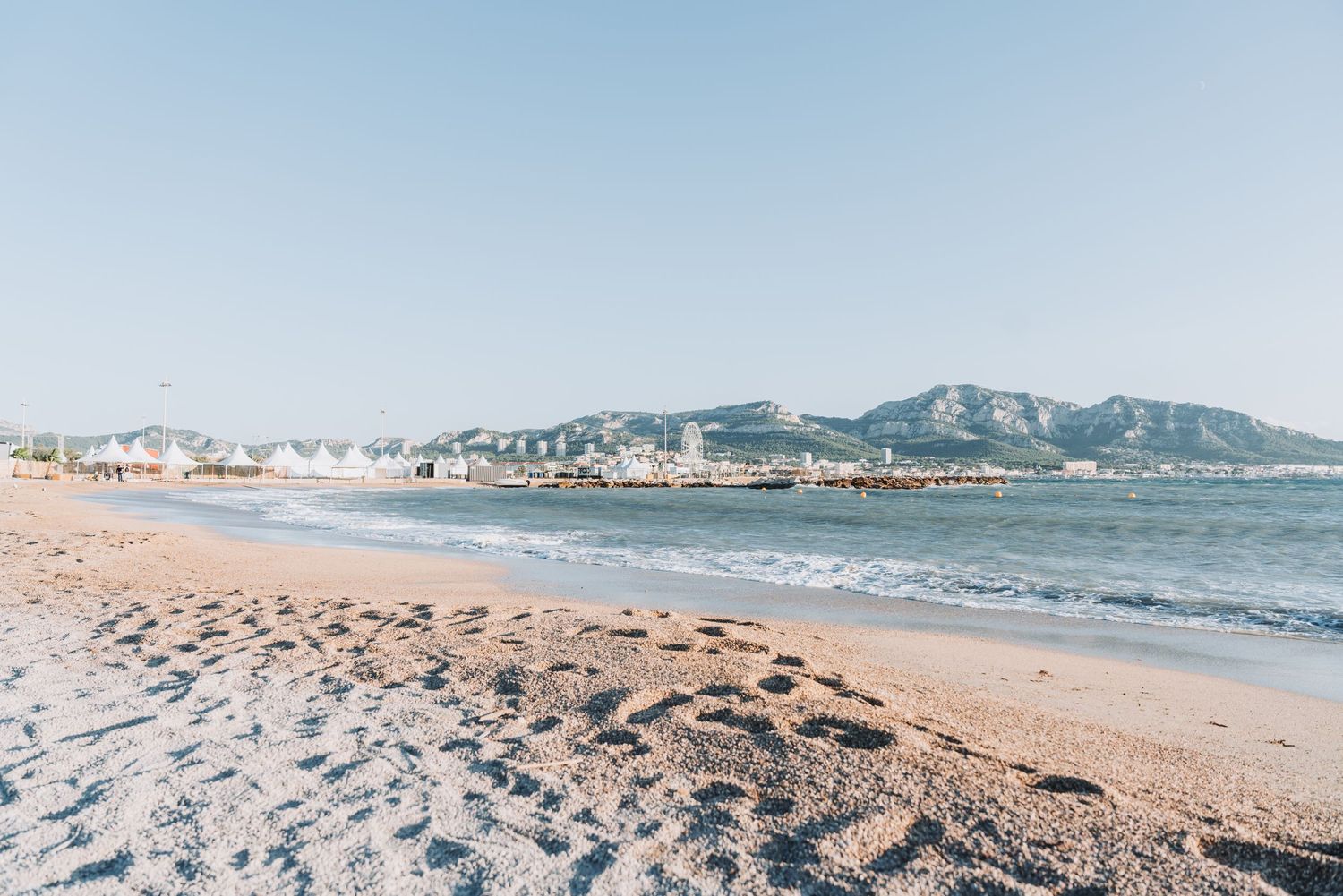 photo panoramique de la mer à Marseille avec un jolie soleil