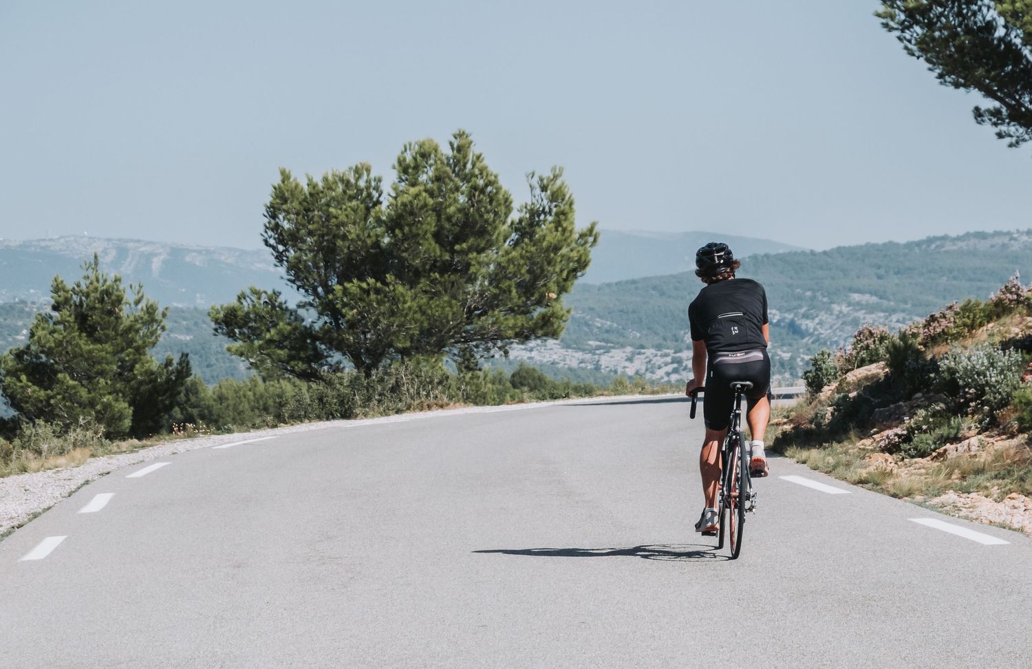 Photo d'un homme qui se balade en vélo lors d'une belle journée ensoleillé
