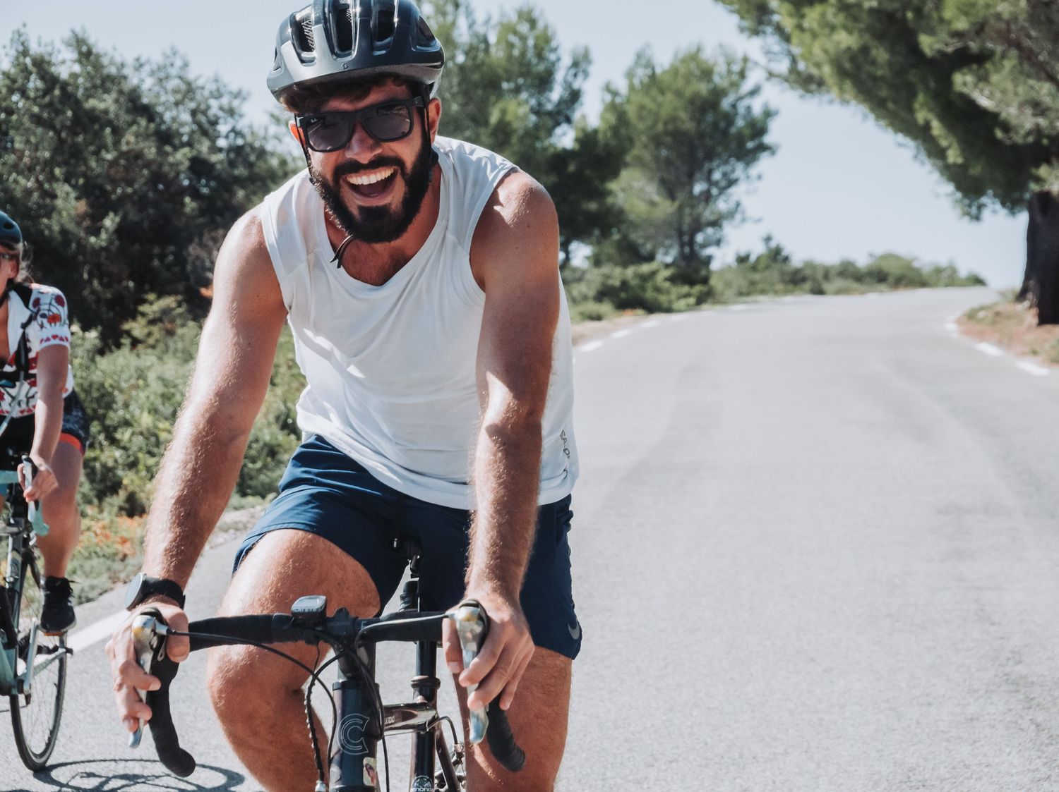 photo d'un homme qui fait du vélo avec un grand sourire