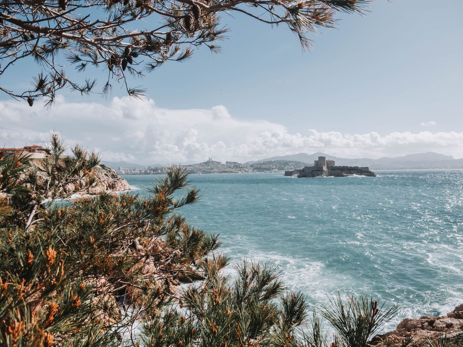 photo de la mer avec du vent et un grand soleil