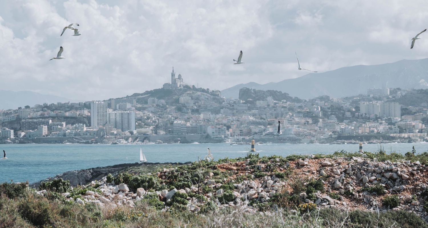photo de la ville de Marseille prise au large sur un bateau