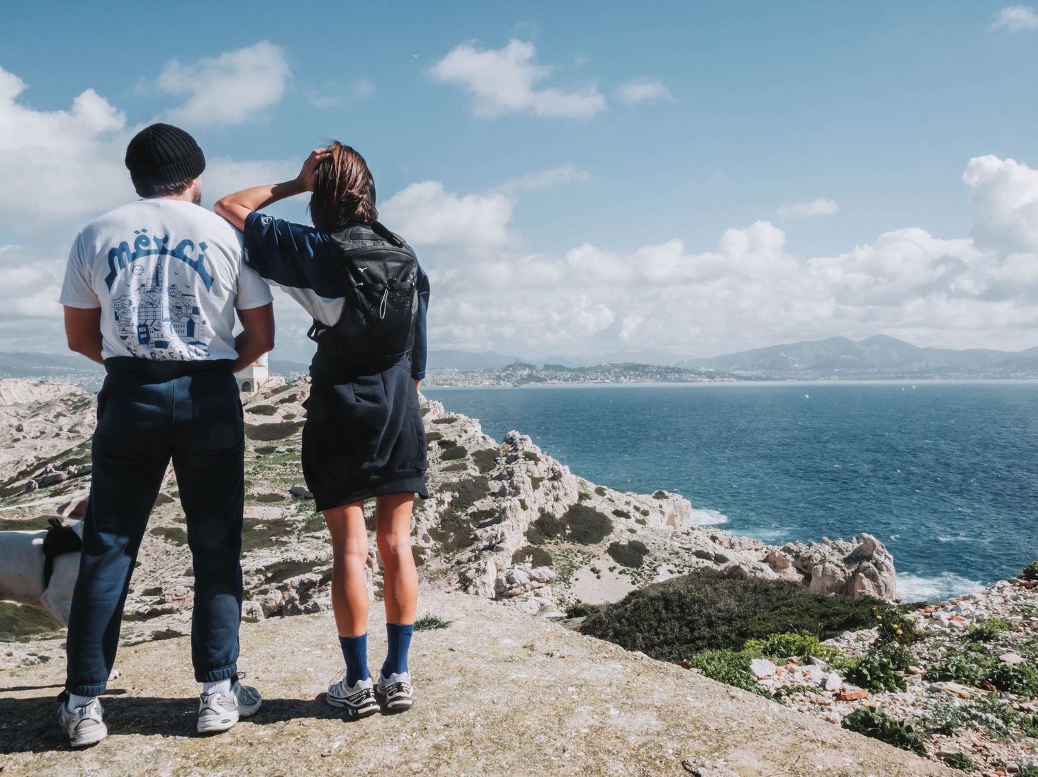photo d'un couple qui regarde l'horizons
