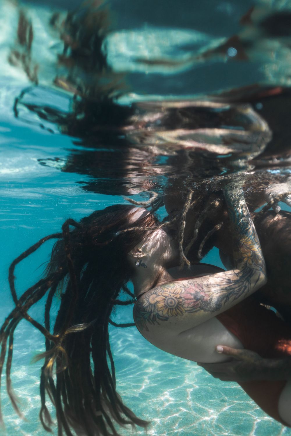 couple kissing underwater on Maui