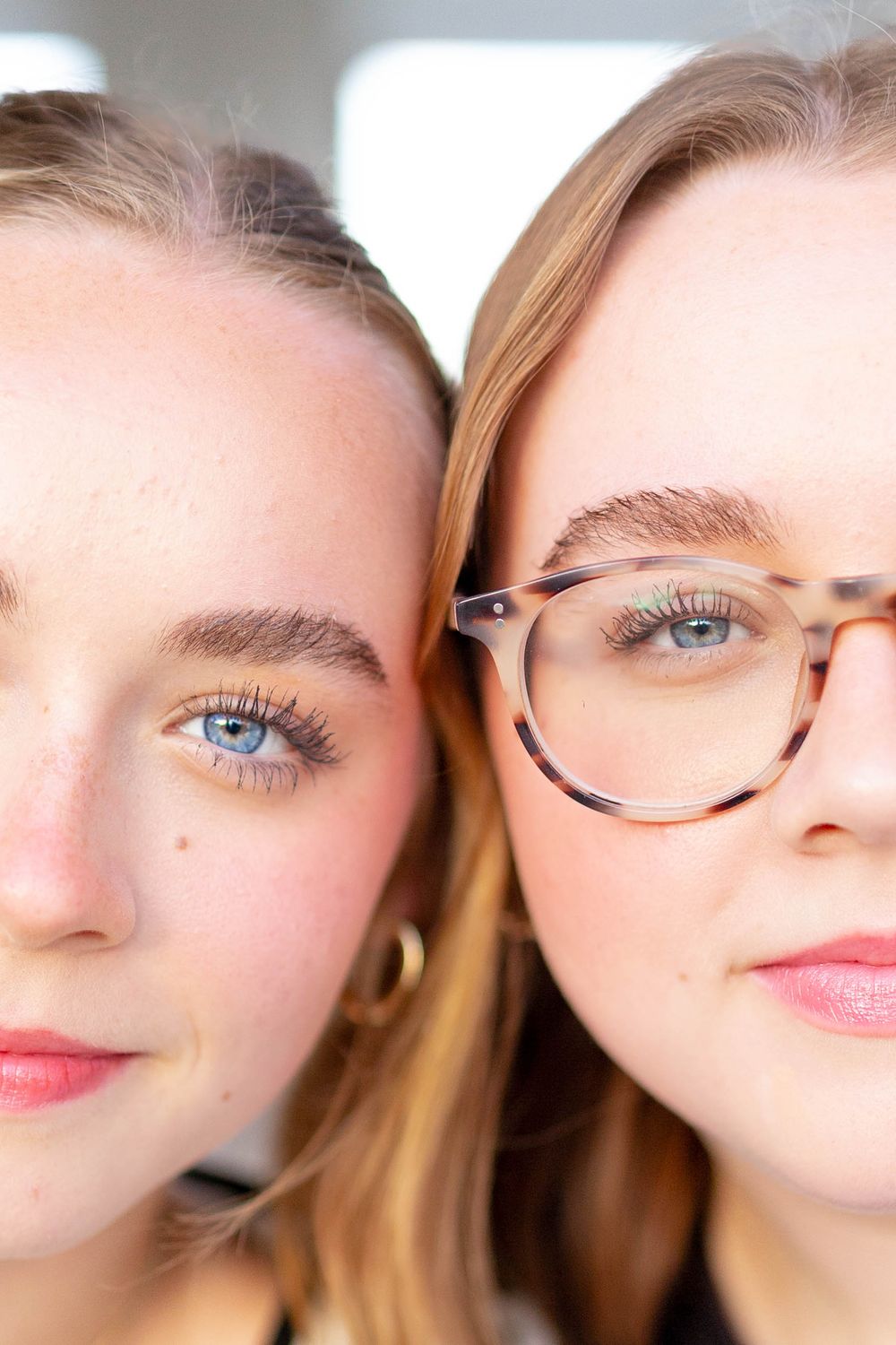 twin sisters senior natural light beaumont, tx evervine photography senior photography close up