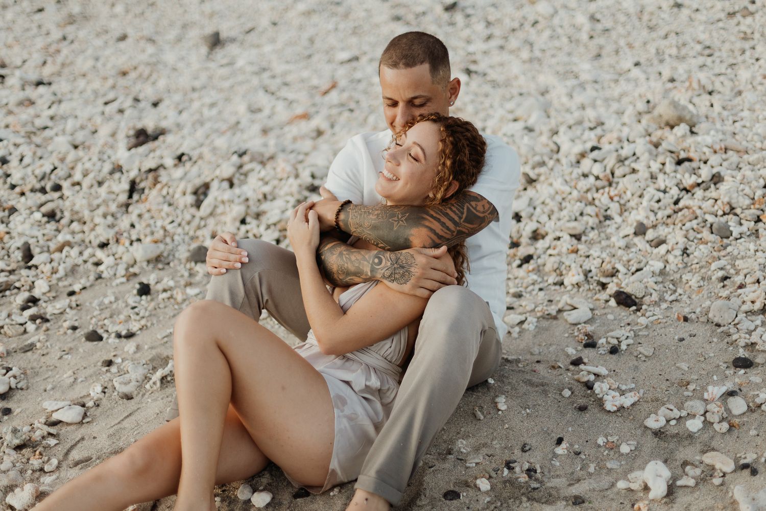 le sourire d'un couple enlacé sur la plage en Vendée
