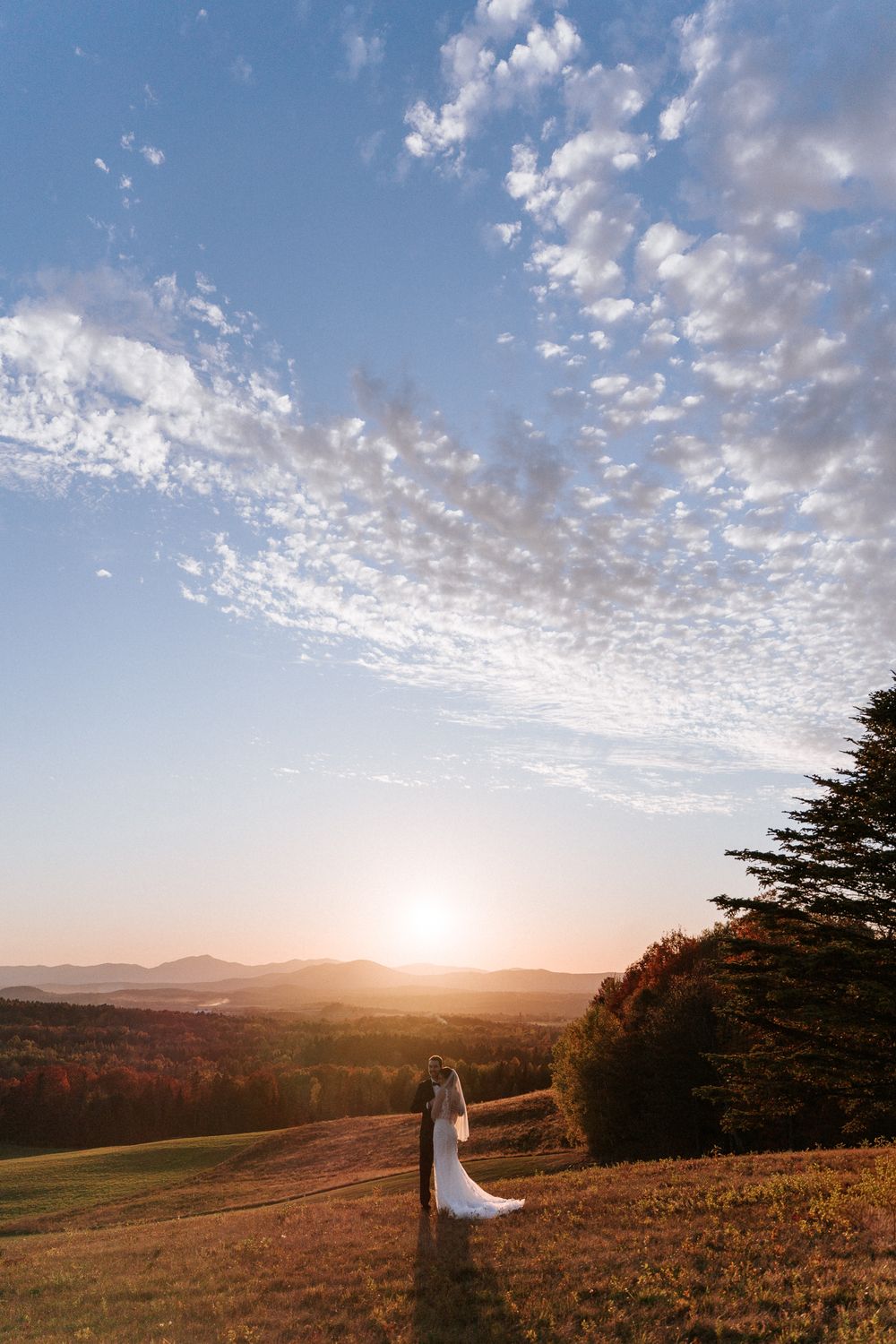 Série de photos panoramiques de mariage montrant un couple dans un paysage de montagne pittoresque au coucher du soleil.