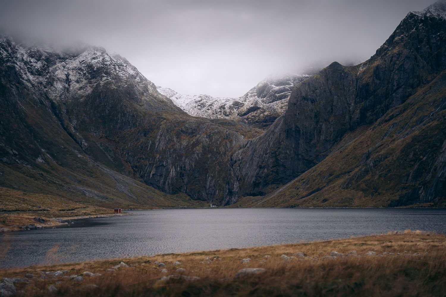 lac et cirque de montagnes à eggum dans les lofoten