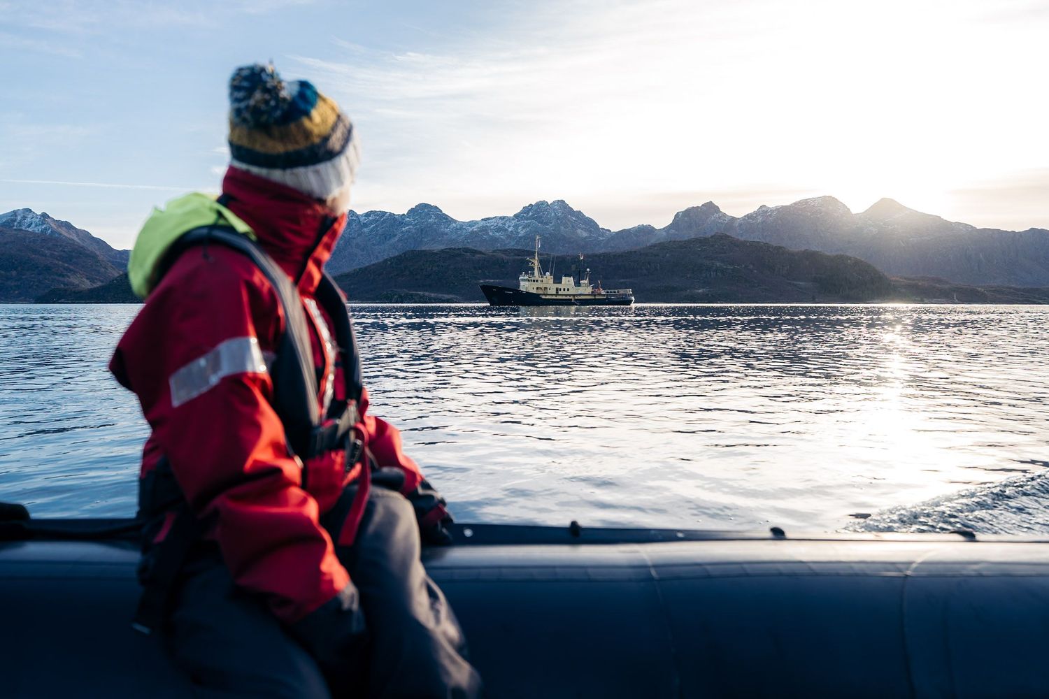 zodiac avec polarfront en arriere plan à trollfjord