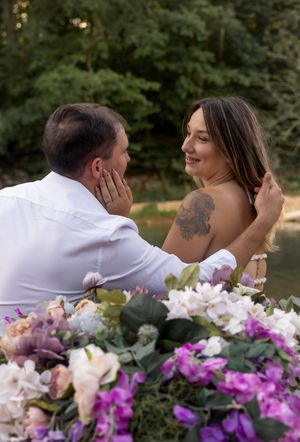 Sunset boat photography with elegant purple and white flower arrangements.