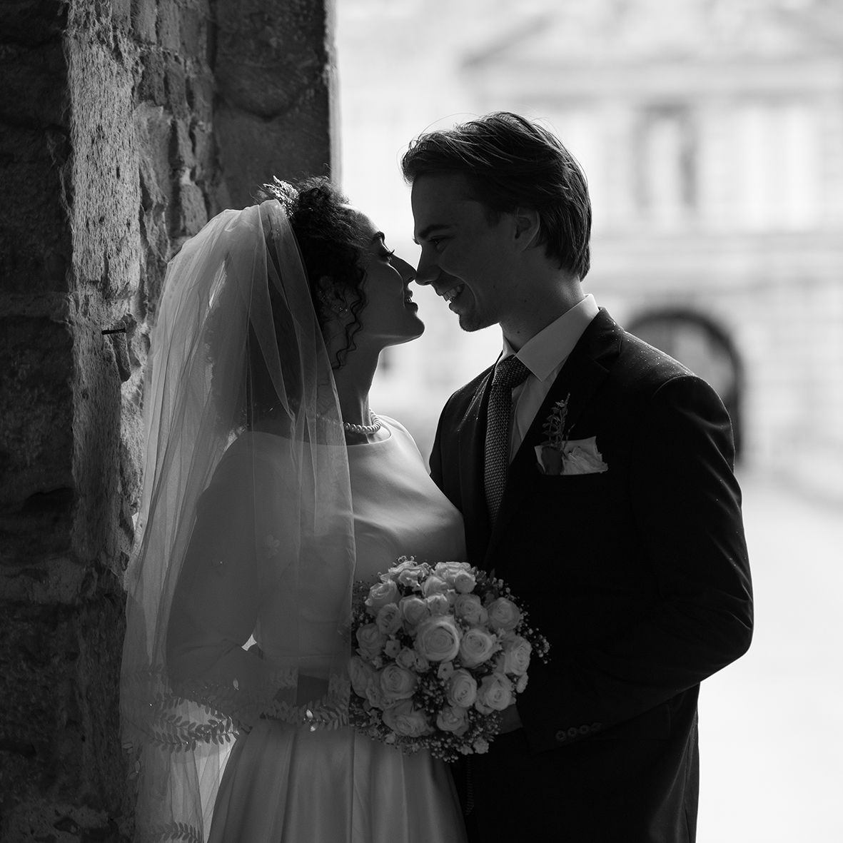 Ein Brautpaar schaut sich verliebt in die Augen. Ein schwarz/ weiß Foto fotografiert vom Hochzeitsfotografen in Gelsenkirchen Hassel.