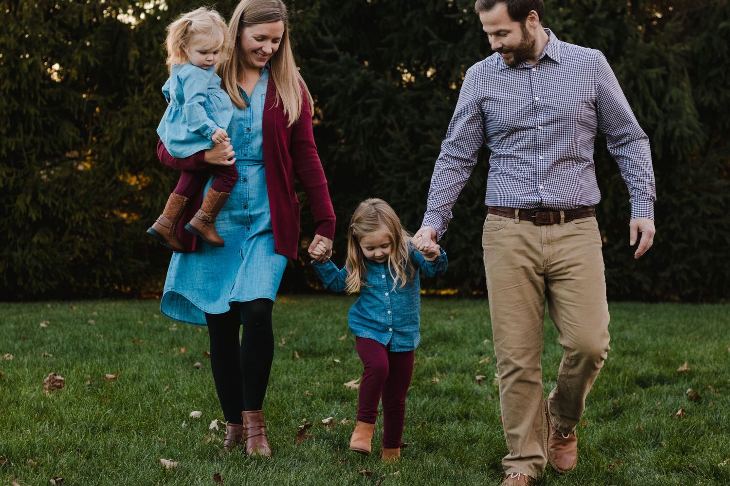 Family walking together for portrait, What to wear to your family photography session in Metro Detroit and south lyon, Michigan area.