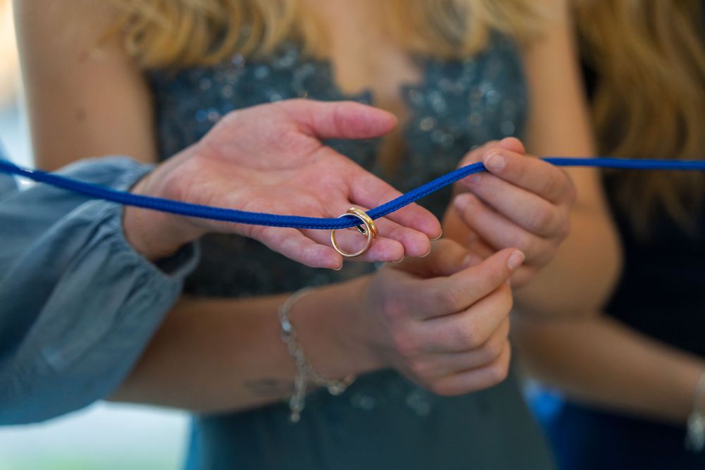 Detailaufnahme der Eheringe während einer Hochzeit in Brandenburg