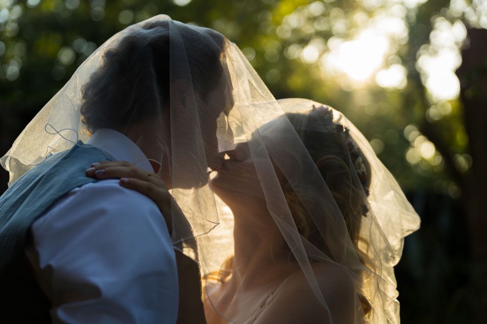 Hochzeitspaar beim Paarshooting an der Spree in Berlin