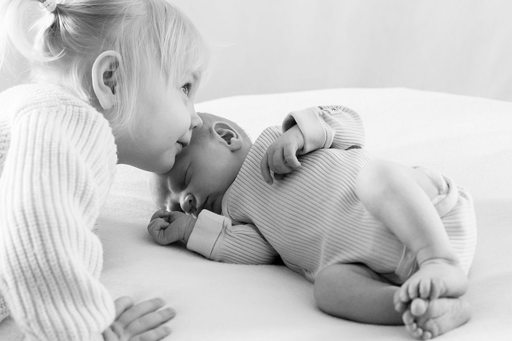 Newborn-kuvaus Espoo Helsinki Vantaa, Newborn-kuvaaja pääkaupunkiseutu, vastasyntyneenkuvaus kotona, sisaruskuvaus, perhekuvaaja familyphoto