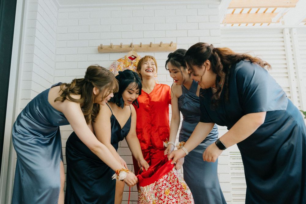 "Sunshine Coast wedding photographer: Bridesmaids help bride at Summergrove Estate"