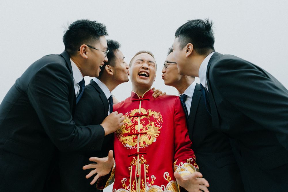 "Gold Coast photographer: Groom's candid moments with hinterland views at Summergrove"