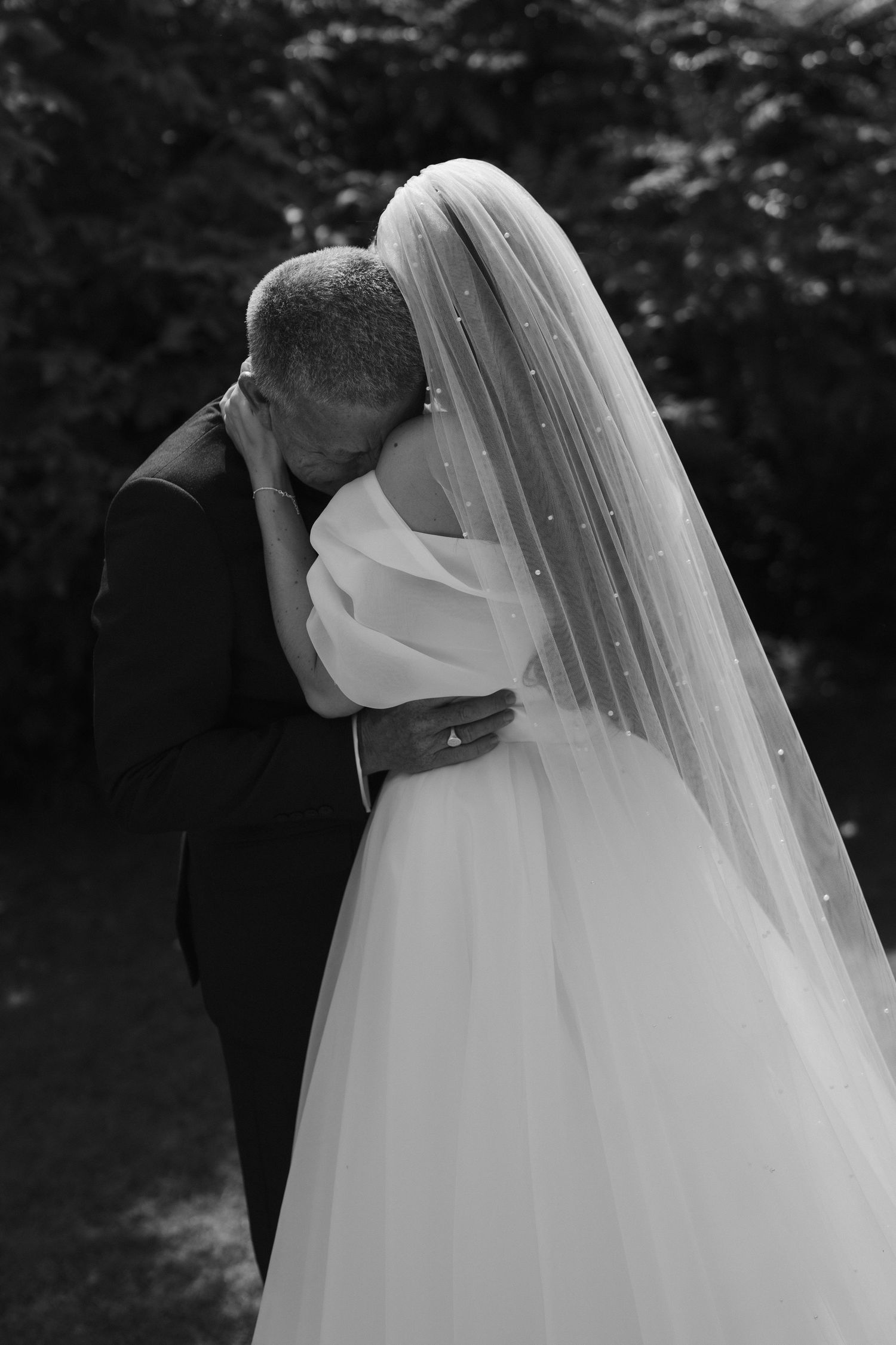 brides dad crying and hugging bride at the new inn cirencester