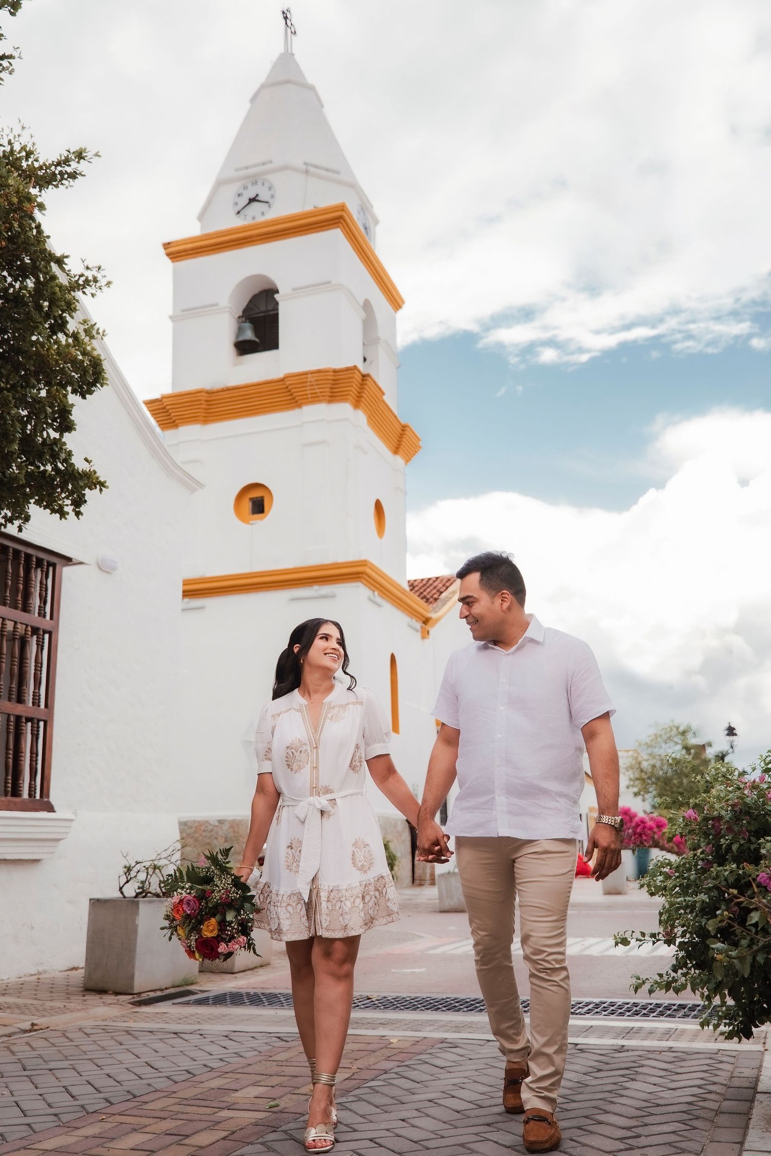 Retrato atemporal de pareja de esposos sonriendo a la cámara en sesión de fotos para matrimonios en Valledupar.