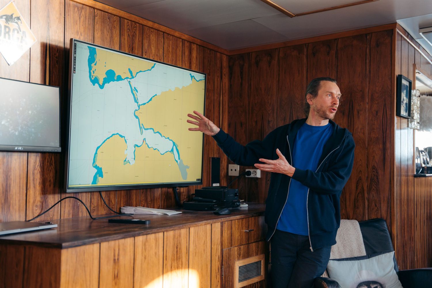 Guide commentant la carte de navigation affichée à l'écran, dans le carré du Polarfront
